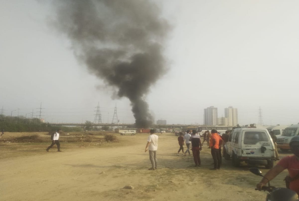 fire breaks out in bus standing in parking police doing investigation