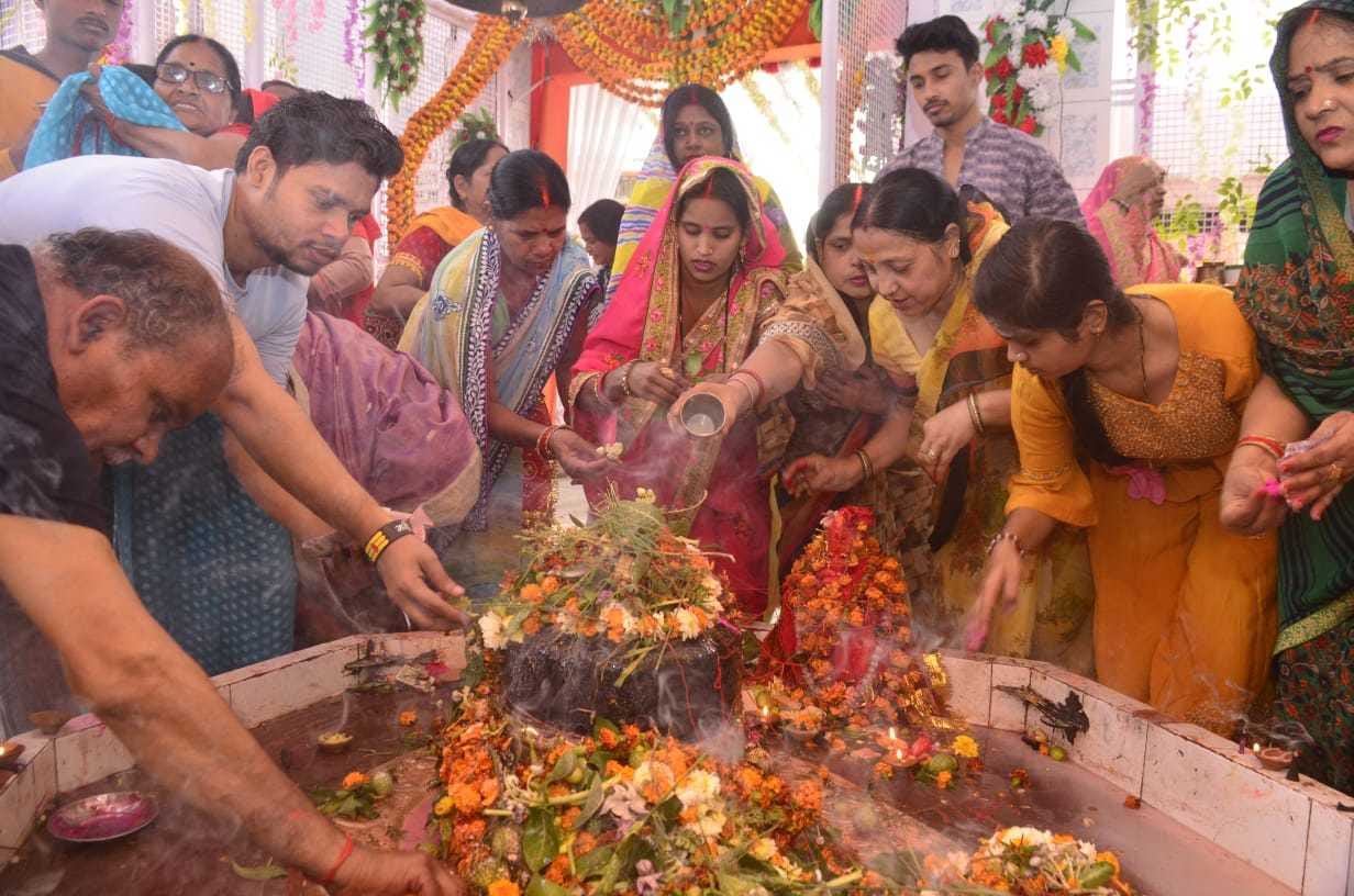 Devotees immersed in the wedding festival of Lord Bholenath