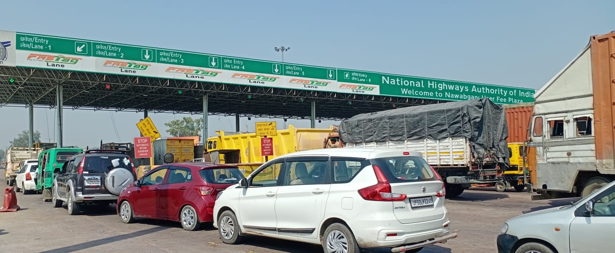 Toll plaza jammed, vehicles stranded