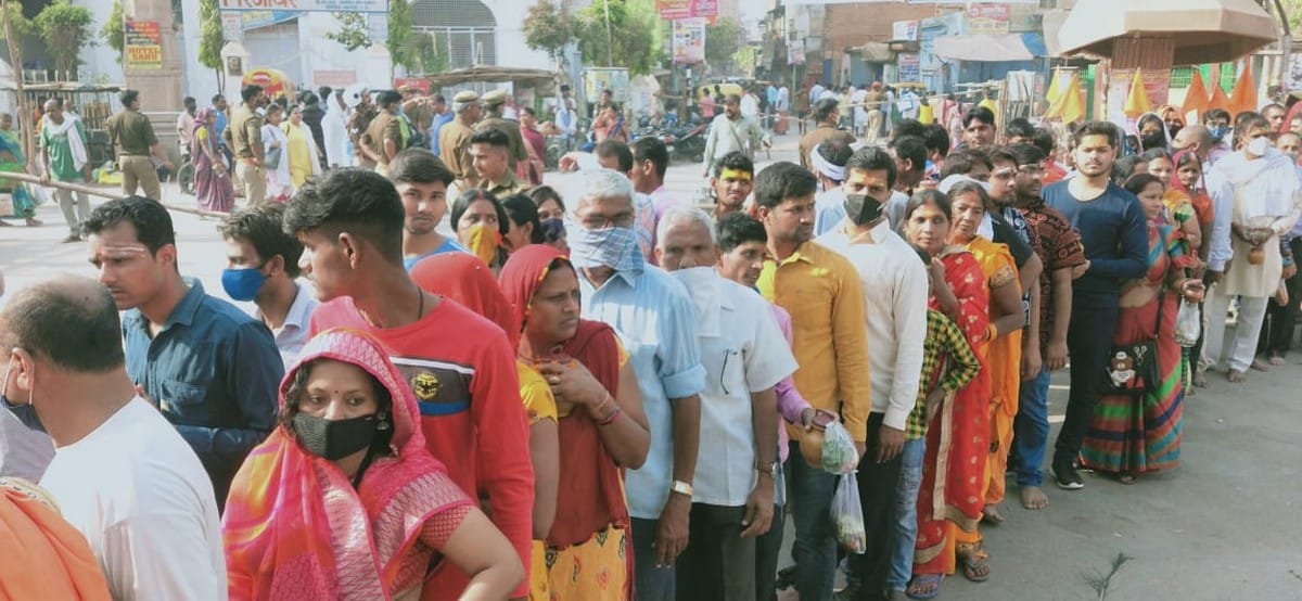 Mahashivratri 2021 in Kashi: devotees taking a dip on Ganga Ghats and long queue to visit Kashi Vishwanath