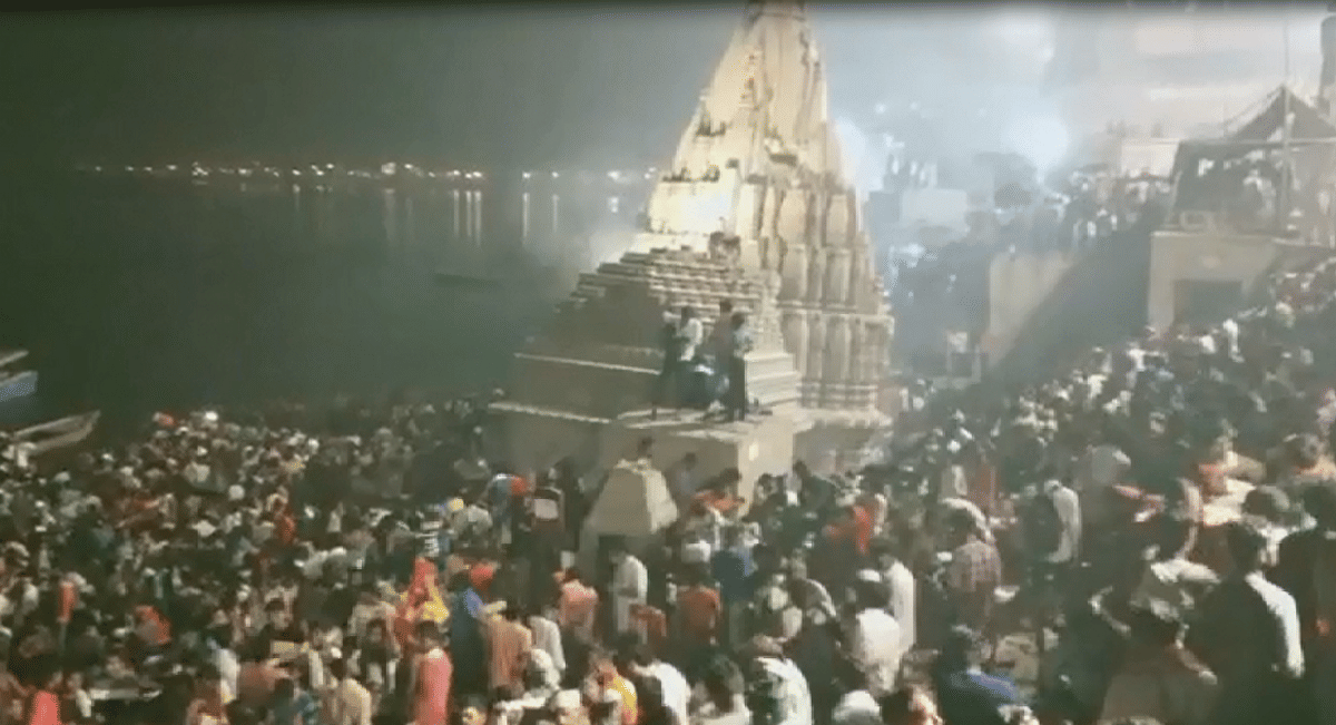 Bum bum kashi on Mahashivratri 2021: long queue of bhakts from night for kashi vishwanath darshan har har mahadev chants in varanasi