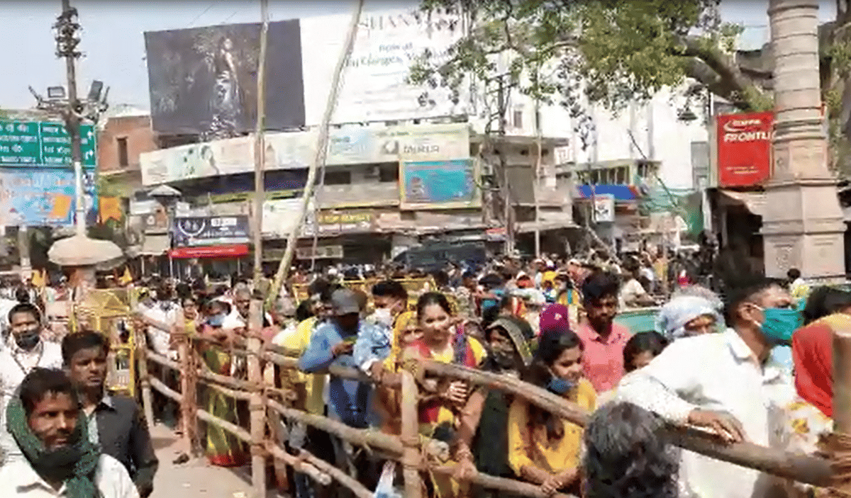 Bum bum kashi on Mahashivratri 2021: long queue of bhakts from night for kashi vishwanath darshan har har mahadev chants in varanasi