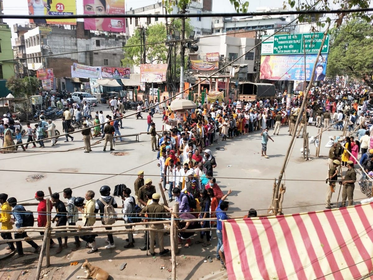 Bum bum kashi on Mahashivratri 2021: long queue of bhakts from night for kashi vishwanath darshan har har mahadev chants in varanasi