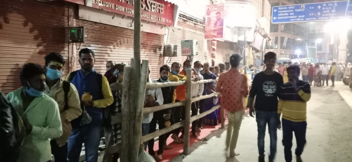 Bum bum kashi on Mahashivratri 2021: long queue of bhakts from night for kashi vishwanath darshan har har mahadev chants in varanasi