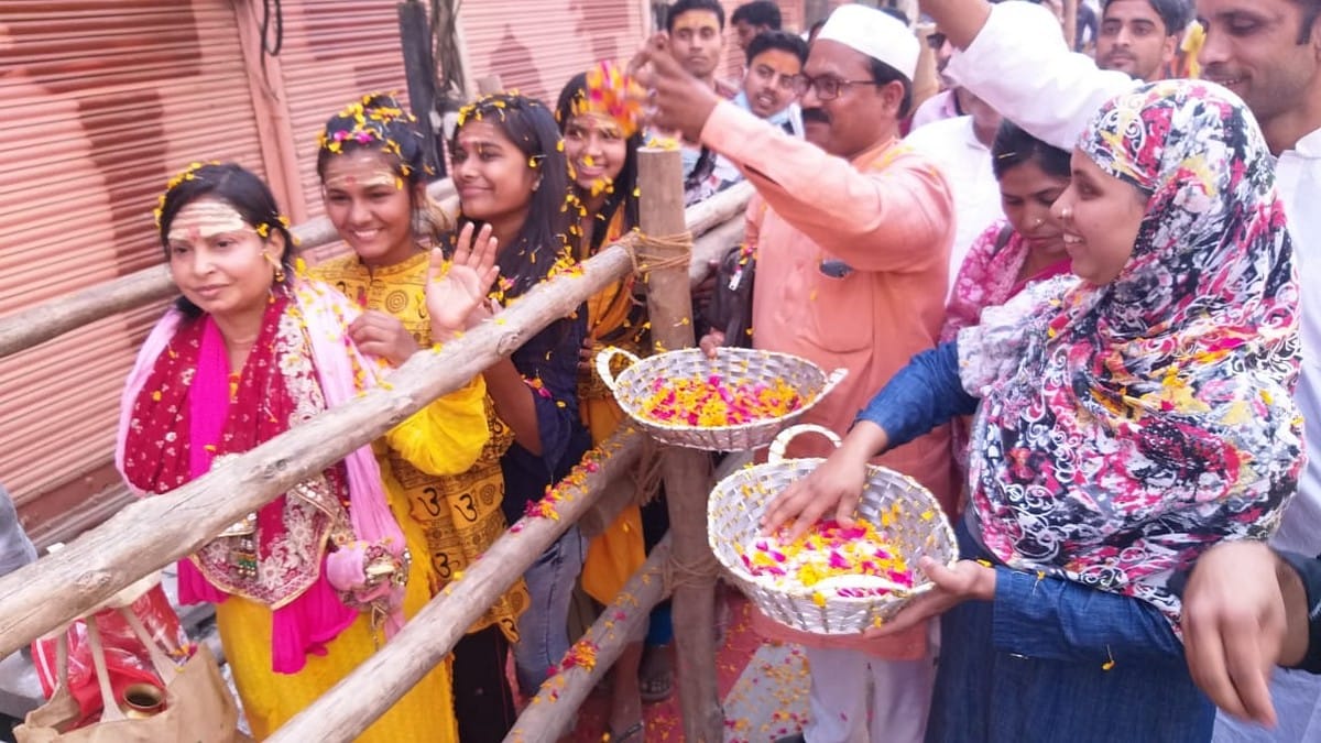 Ganga Jamuni tehzeeb glimpse in Banaras on Mahashivaratri Muslim community showered flowers on Shiva bhakts 