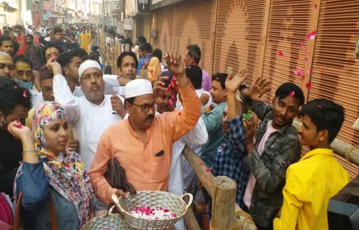 Ganga Jamuni tehzeeb glimpse in Banaras on Mahashivaratri Muslim community showered flowers on Shiva bhakts 