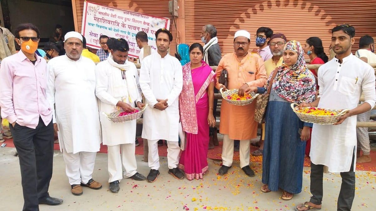 Ganga Jamuni tehzeeb glimpse in Banaras on Mahashivaratri Muslim community showered flowers on Shiva bhakts 