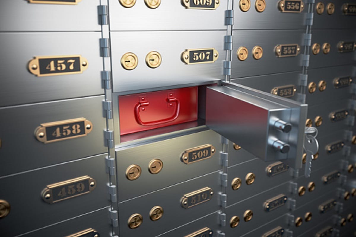 Merchant jewelry worth 30 lakhs missing from Axis Bank locker in gorakhpur
