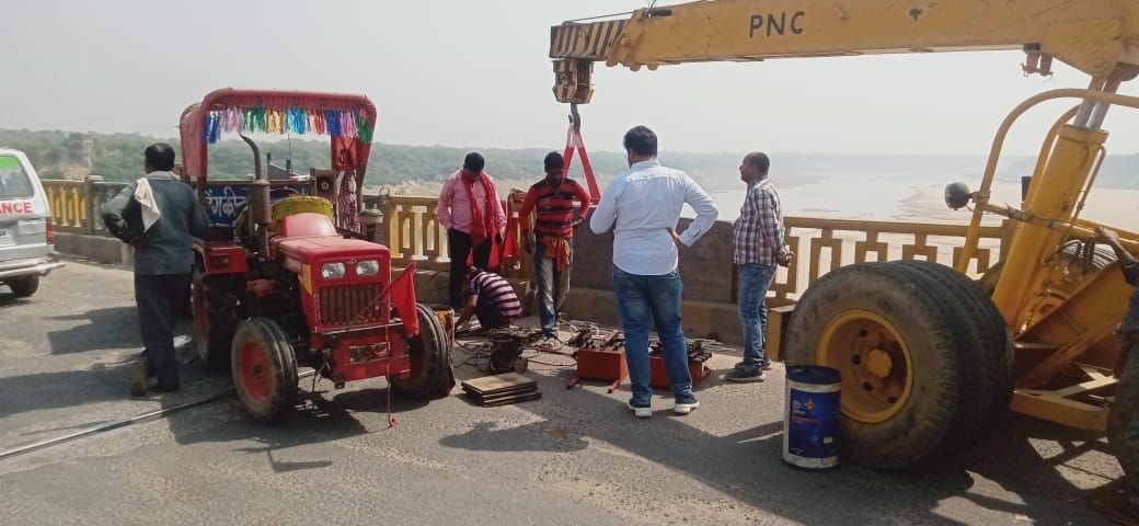 Repair of Chambal bridge started, traffic of all vehicles stopped