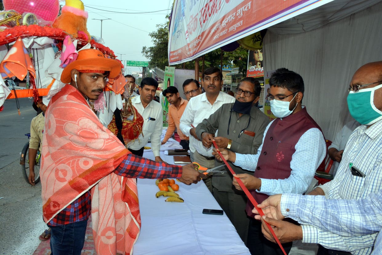 kanvriya soughted bom bhole slogan at road
