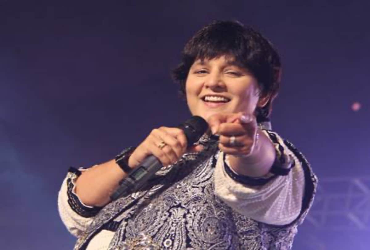 neha kakker trolled remakes song maine payal hai chhankai falguni pathak reshares poster of ban neha kakkar