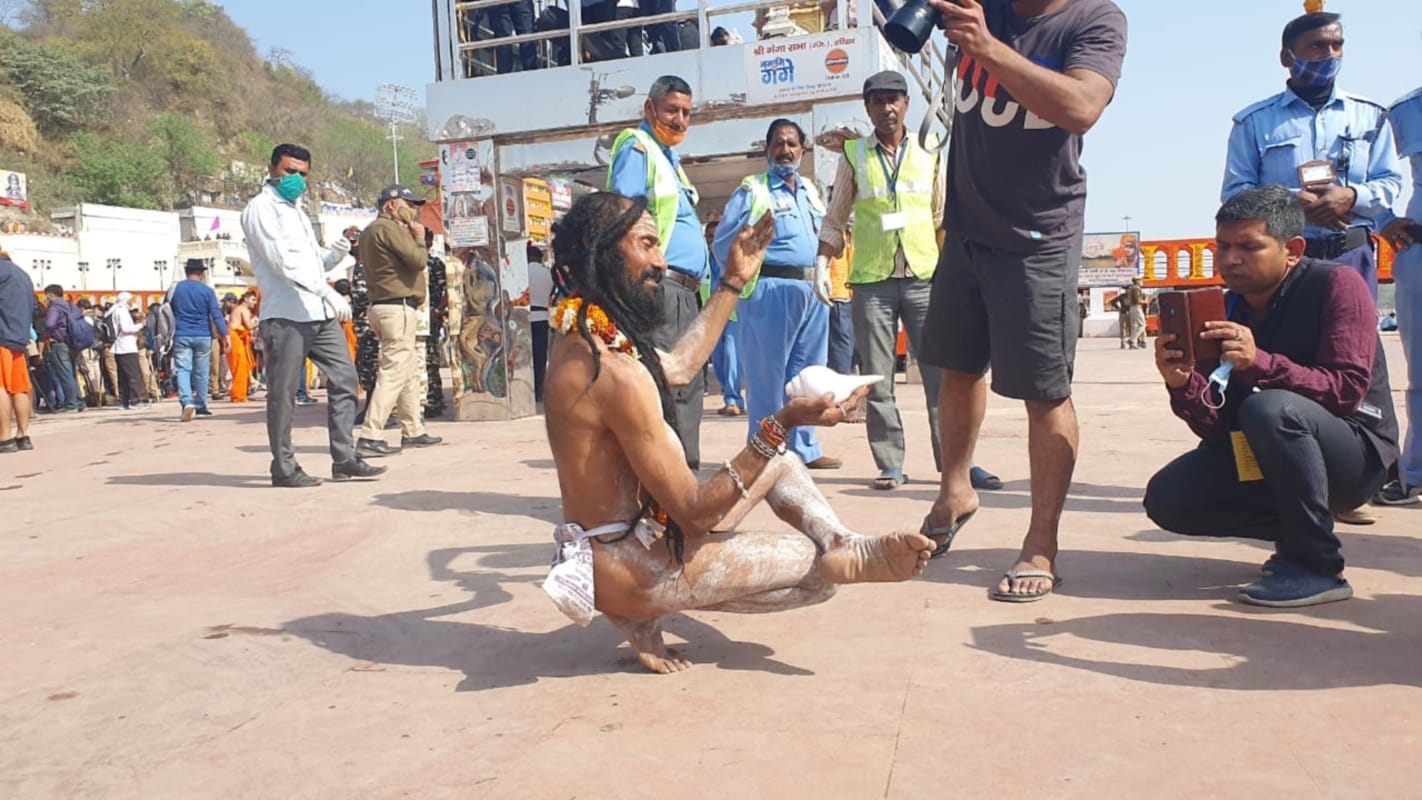 haridwar mahakumbh 2021: naga saint also an artist watch photos