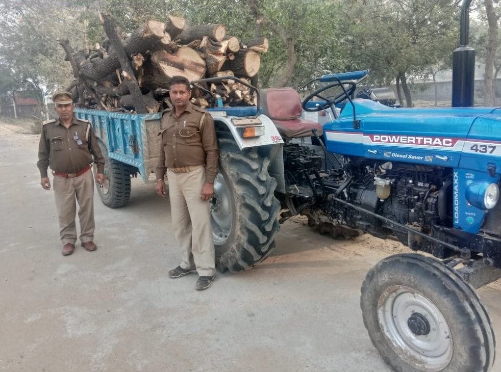 Hathras: Forest Department caught three vehicles loaded with illegal wood