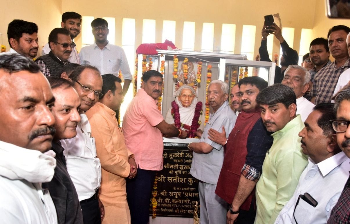revati goel and sukhdevi statue statue inaguration