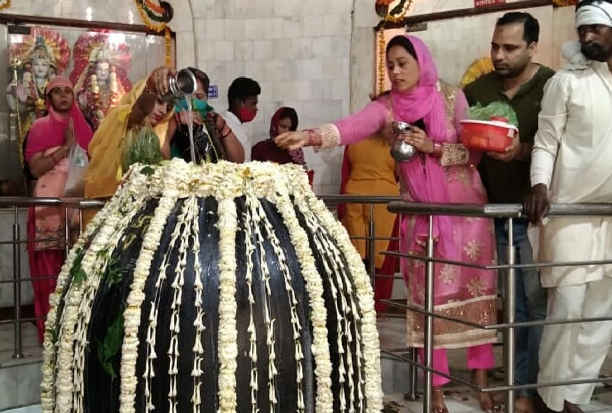 huge crowd of devotee on mahashivrati in temples see pictures blessing by offering Jalabhishek