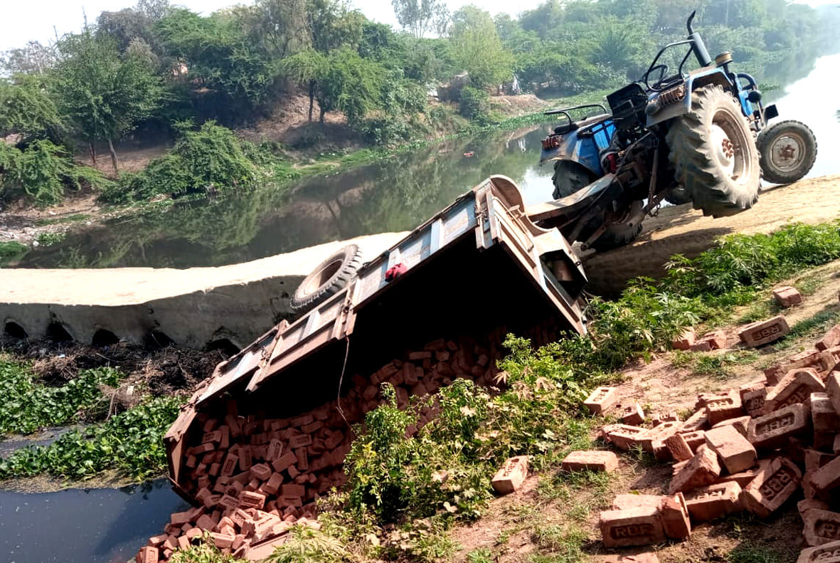tractor trolly falls into canal, two injured