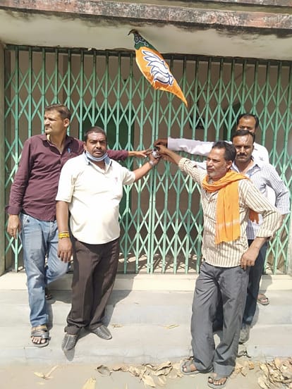घरसडी ग्राम पंचायत सामुदायिक भवन पर ताला लगाते विस्थापित।