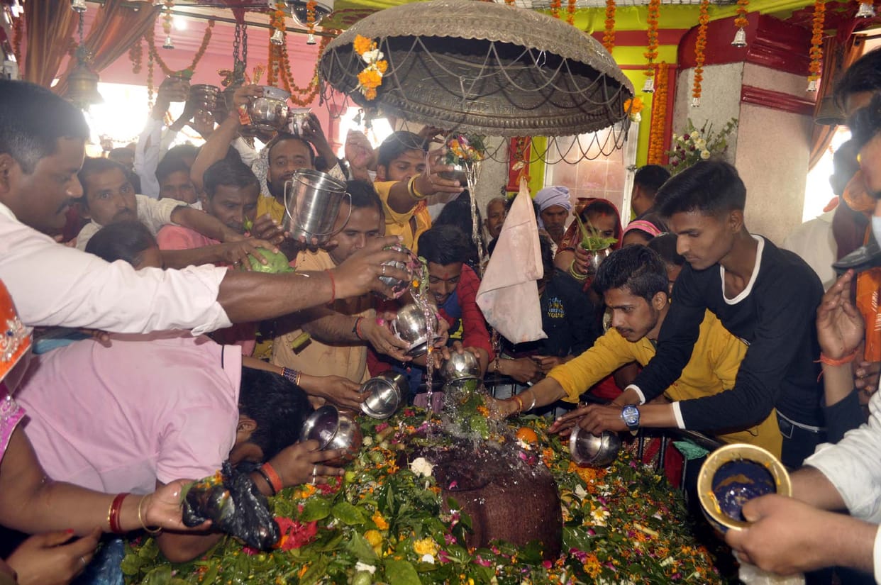 Devotees gathered in temples for Jalabhishek on Mahashivaratri