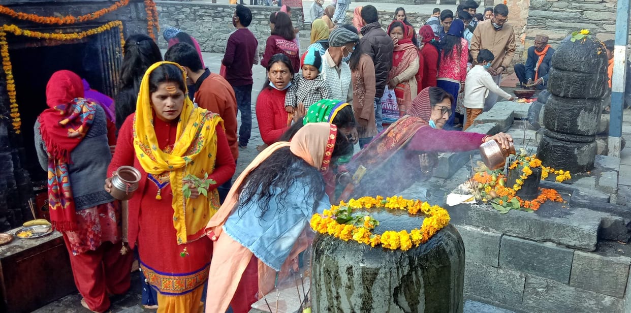 Devotees throng the pagoda for Jalabhishek