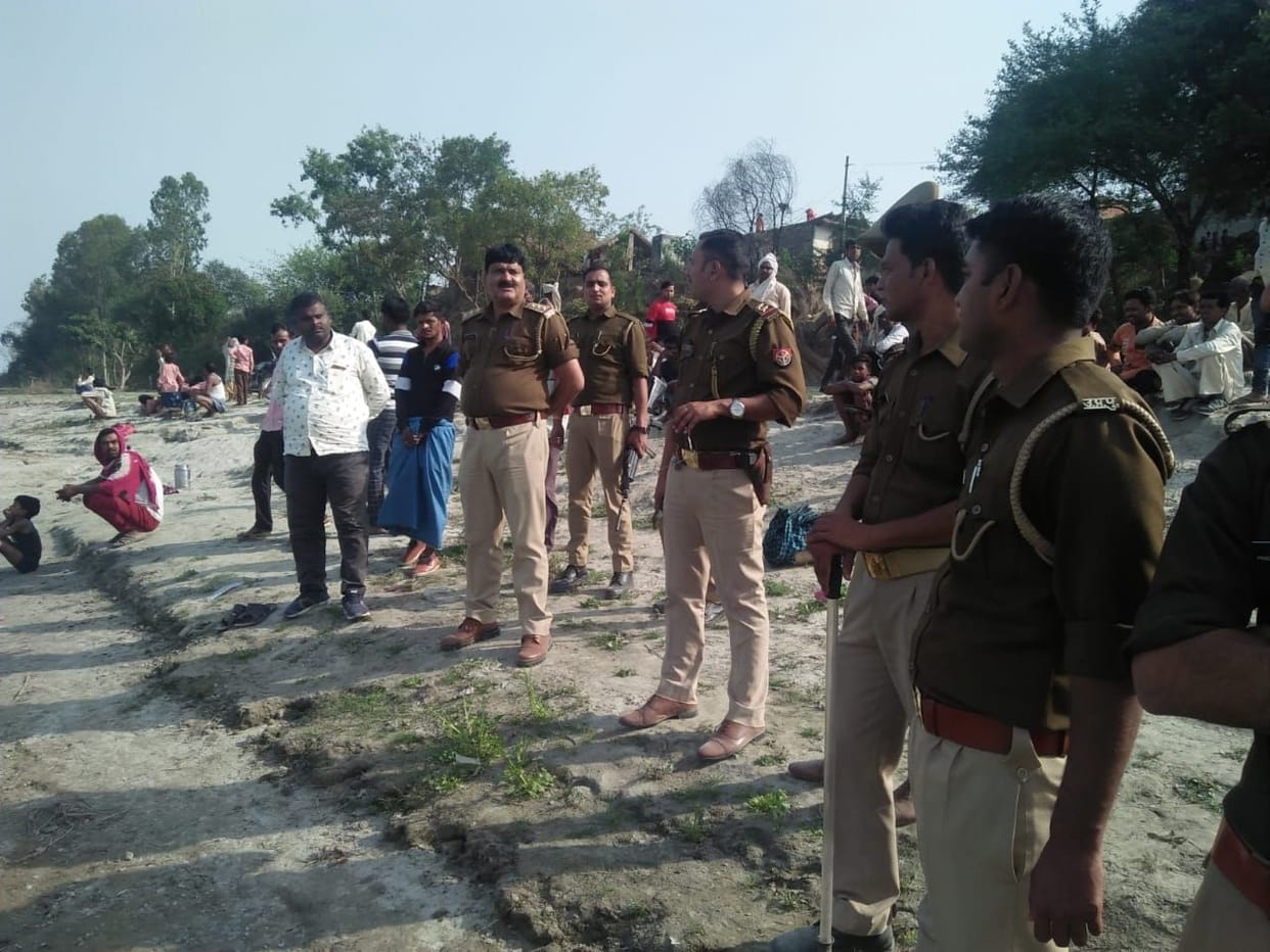 nahaate samay ganga mein doobeen chacheree bahanen