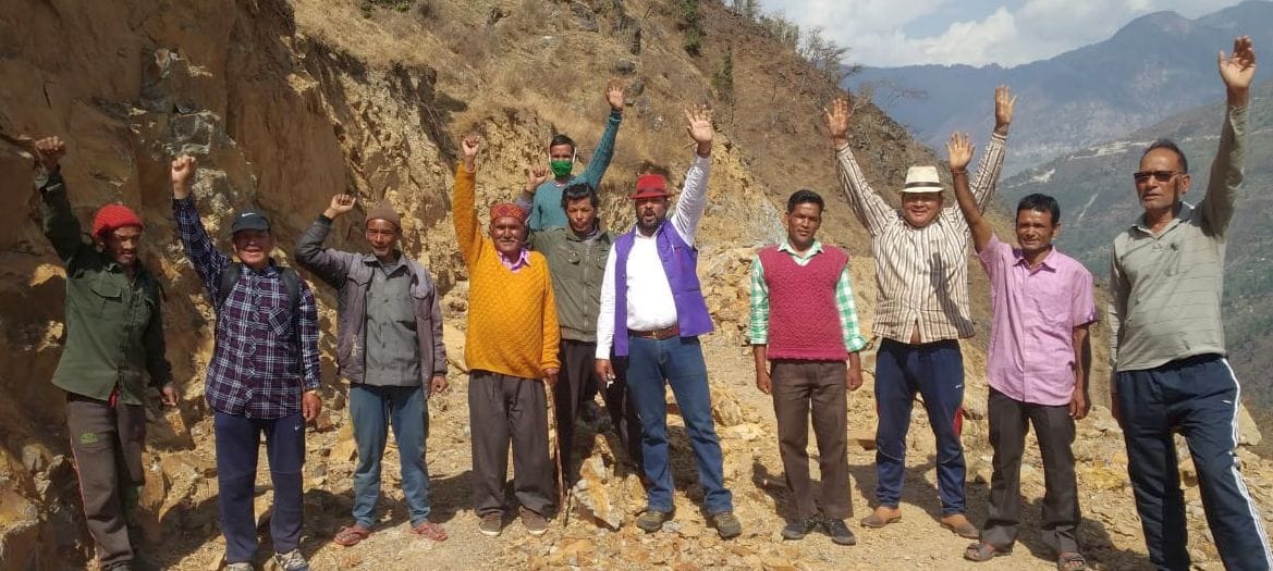 Demonstration of the ruthless people to complete the incomplete road