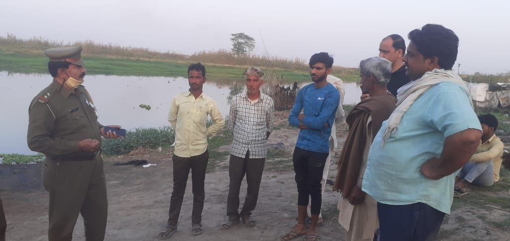 A young man came to the funeral to drown in the Ganges