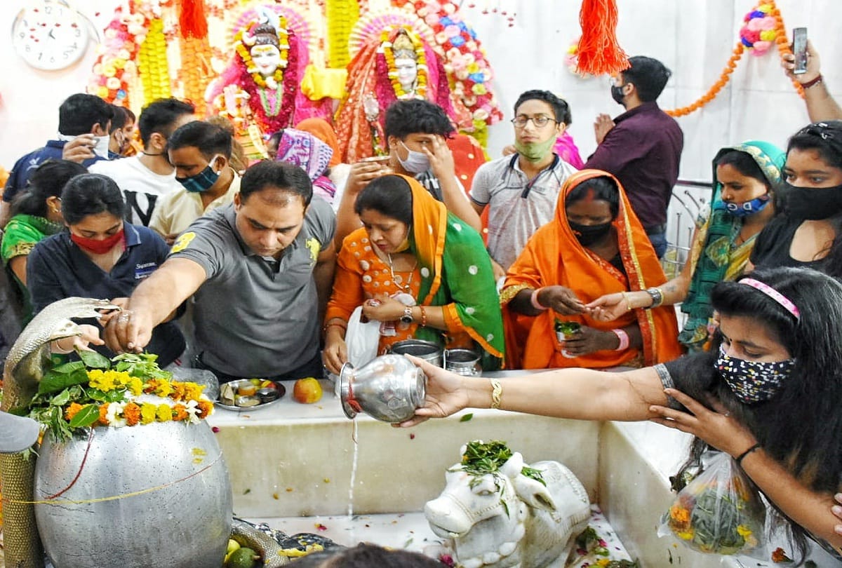 huge crowd of devotee on mahashivrati in temples see pictures blessing by offering Jalabhishek