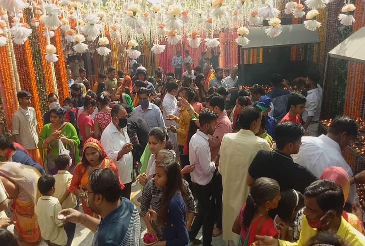 devotees gathering for performs shiv puja in temples
