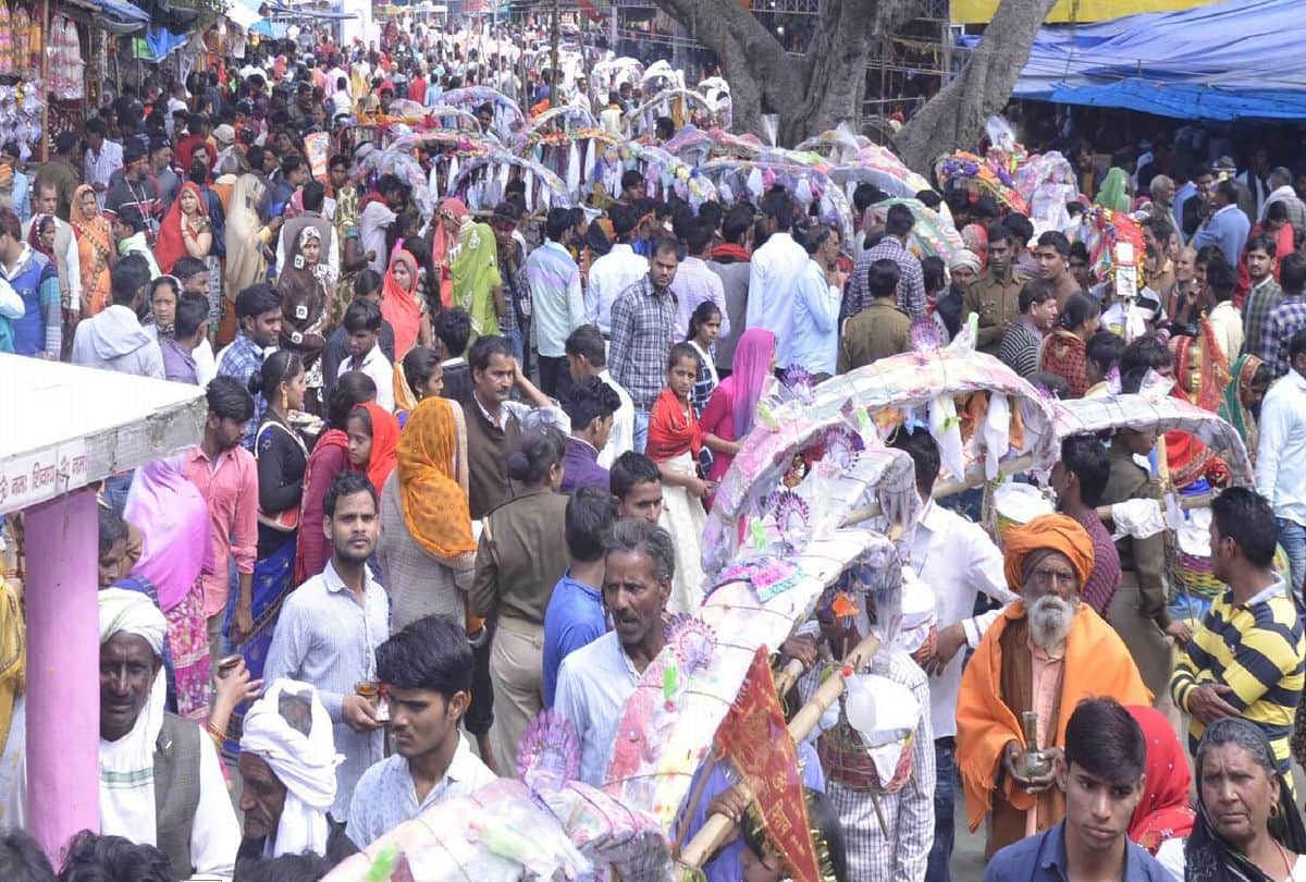 devotees gathering for performs shiv puja in temples