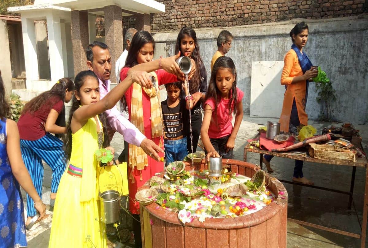 devotees gathering for performs shiv puja in temples
