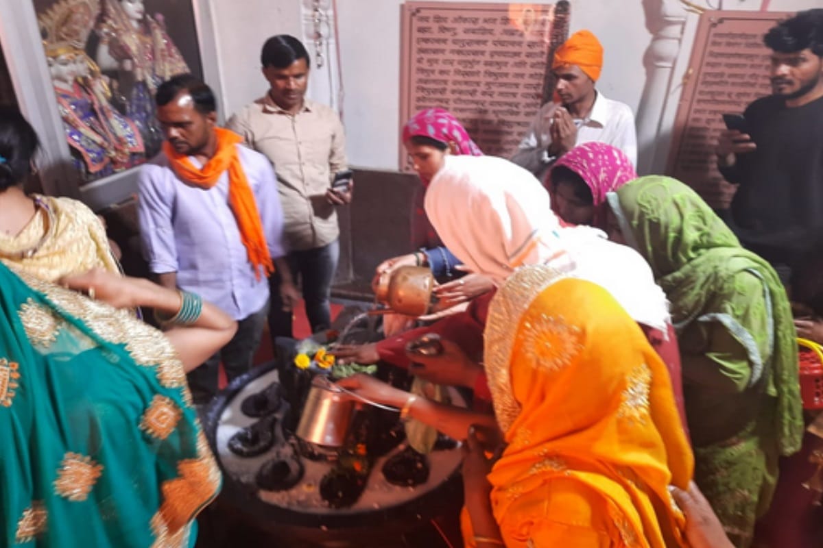 Mahashivratri today: A crowd of Shiva devotees gathered in the shiv Temple