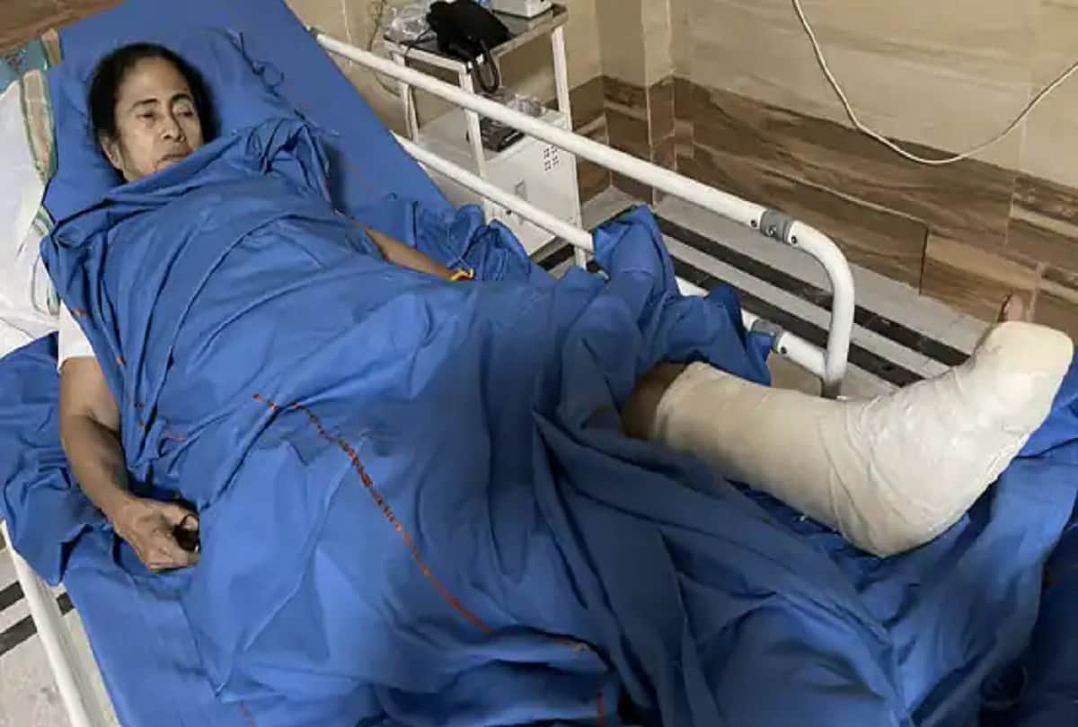 Ranvir Shorey hit back at a Twitter user who called his comment on Mamata Banerjee injuries disgraceful