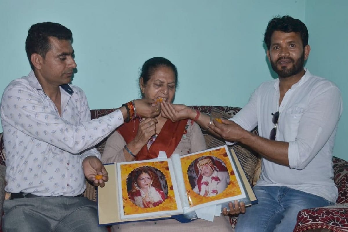 Uttarakhand New Chief minister Tirath Singh wife's Rashmi Tyagi was get award to Miss Meerut