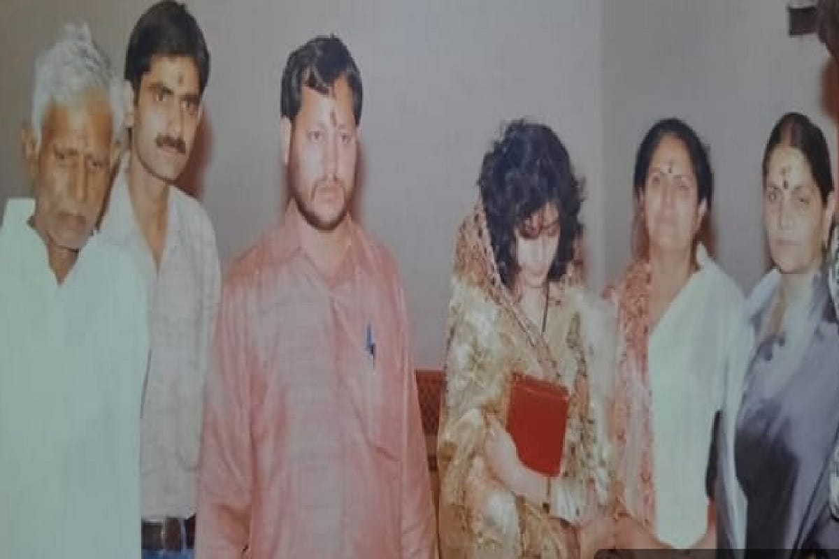 Uttarakhand New Chief minister Tirath Singh wife's Rashmi Tyagi was get award to Miss Meerut