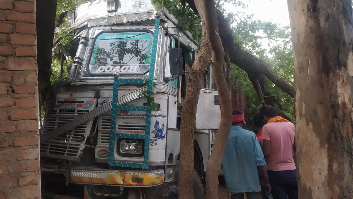 tragic accident in mirzapur four people including mother and daughter died by truck