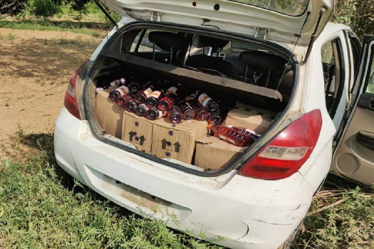 Encounter in Muzaffarnagar and three crooks arrested by police and Illegal liquor recovered with car