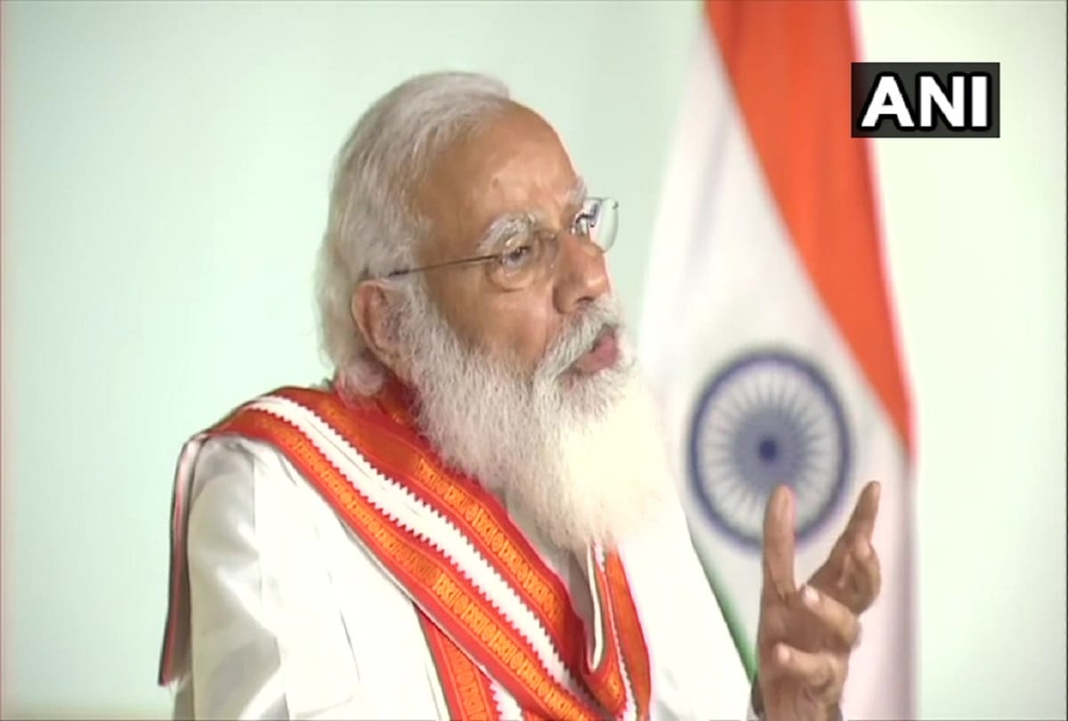 prime minister narendra modi launches kindle version of Swami Chidbhavanandaji Bhagvad Gita.