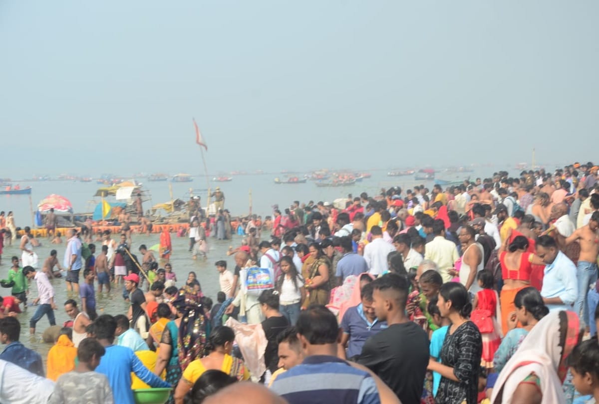 Devotees take holy dip in Prayagraj Sangam on the occasion of Maha Shivratri