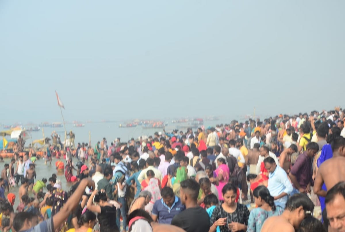 Devotees take holy dip in Prayagraj Sangam on the occasion of Maha Shivratri