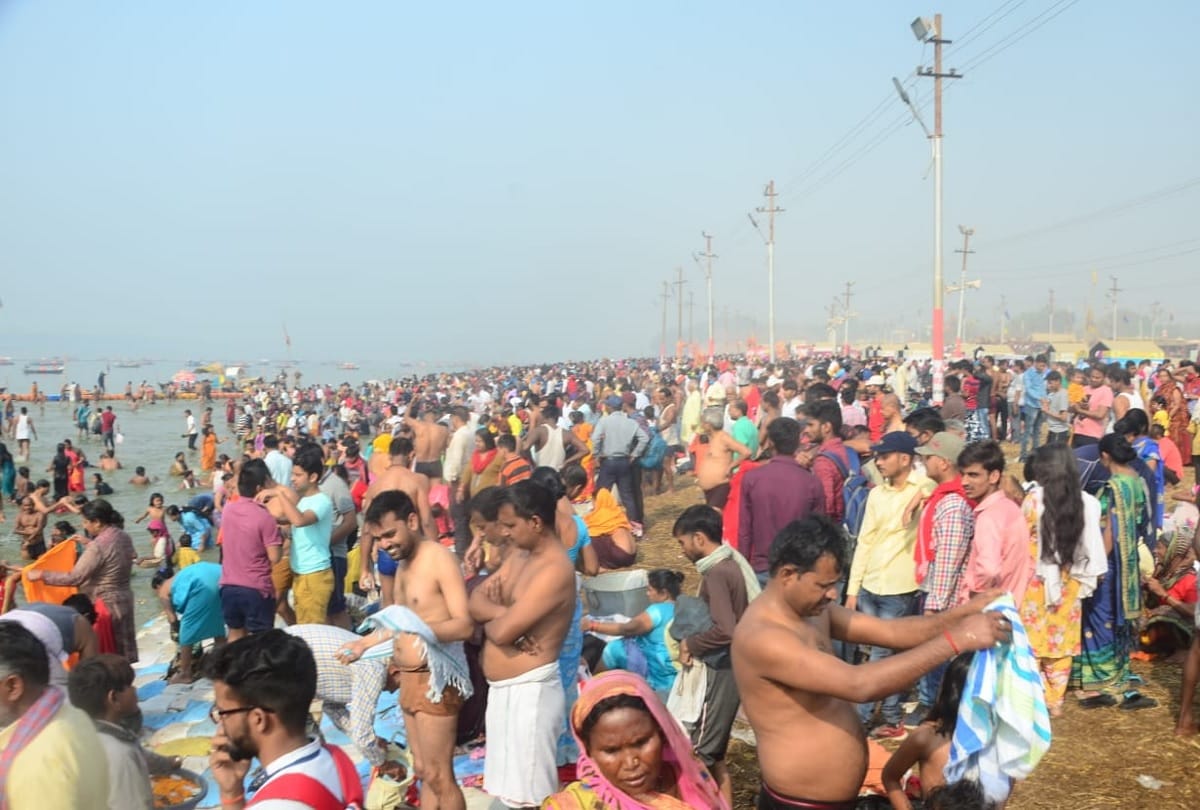 Devotees take holy dip in Prayagraj Sangam on the occasion of Maha Shivratri