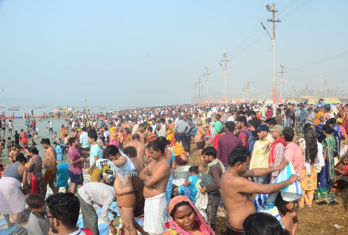 Devotees take holy dip in Prayagraj Sangam on the occasion of Maha Shivratri