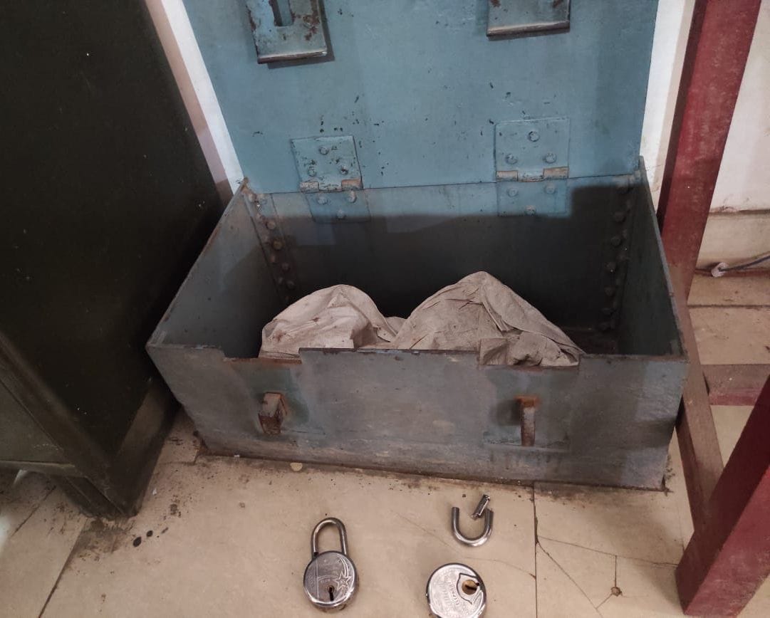 Thieves broke the lock of Bharwari Post Office and took away the vault full of money