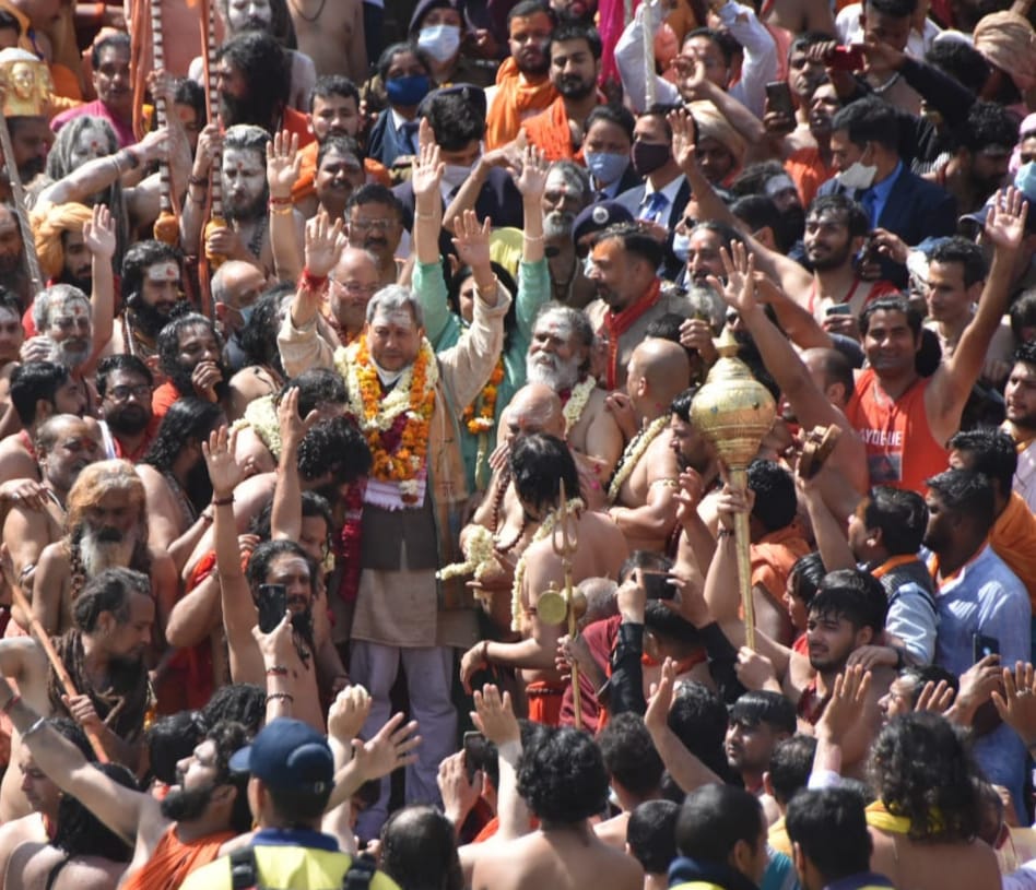 haridwar maha kumbh 2021 first shahi snan on mahashivratri news: cm tirath singh rawat went haridwar welcomes saint photos