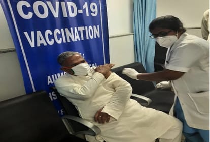 राज्यसभा के उप सभापति हरिवंश नारायण सिंह ने ली कोरोना वैक्सीन की पहली खुराक।