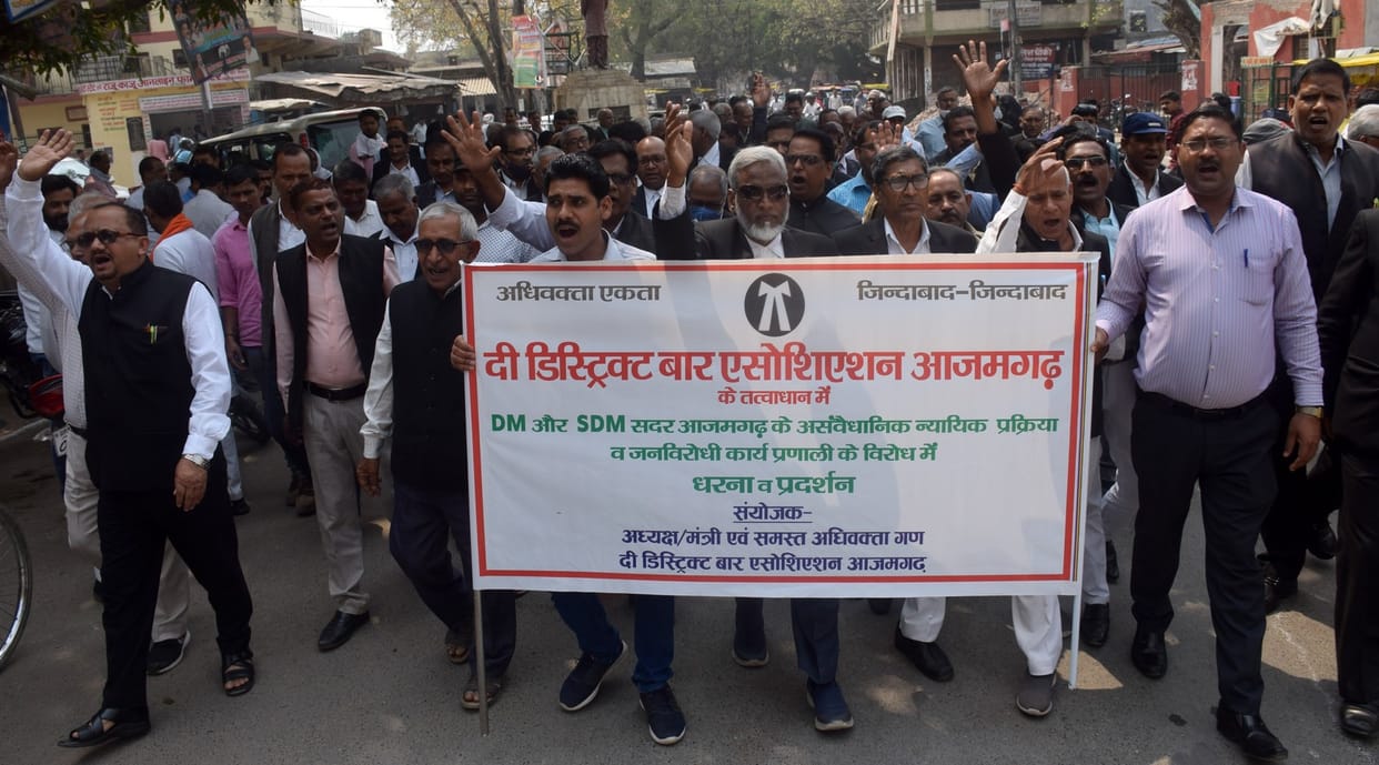 Advocates took out procession, shouted slogans