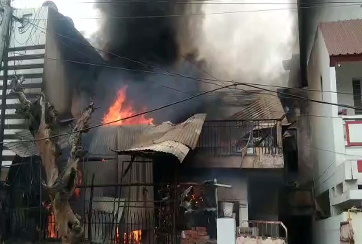 Kanpur: Tent warehouse in Ratanlal Nagar caught fire due to short circuit