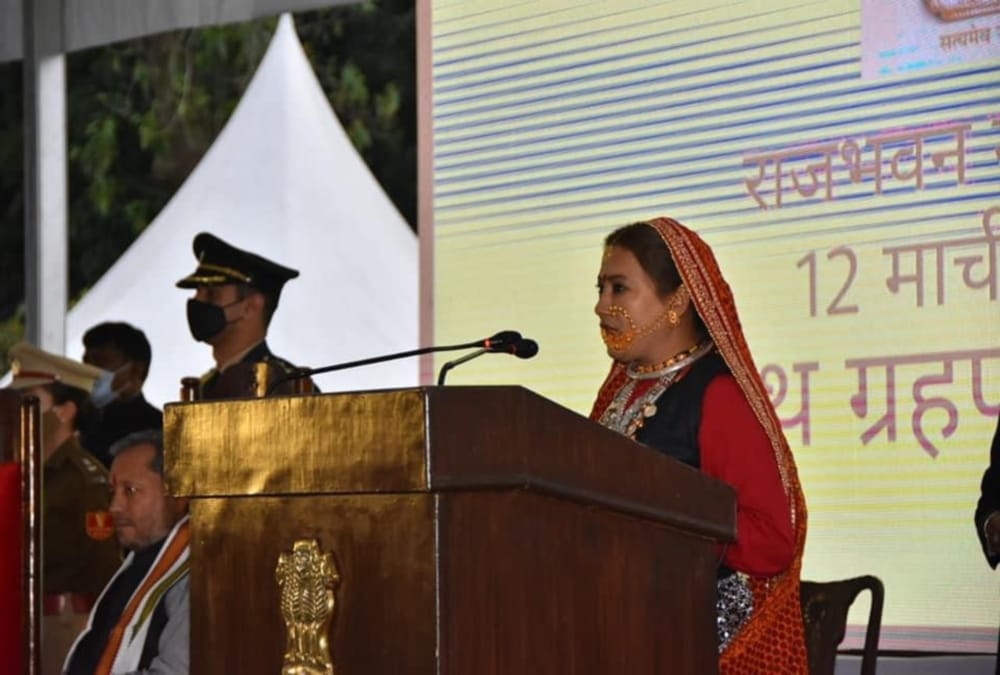 Uttarakhand Cabinet Expansion : Rekha Arya wear Traditional Clothes during Oath Ceremony photos