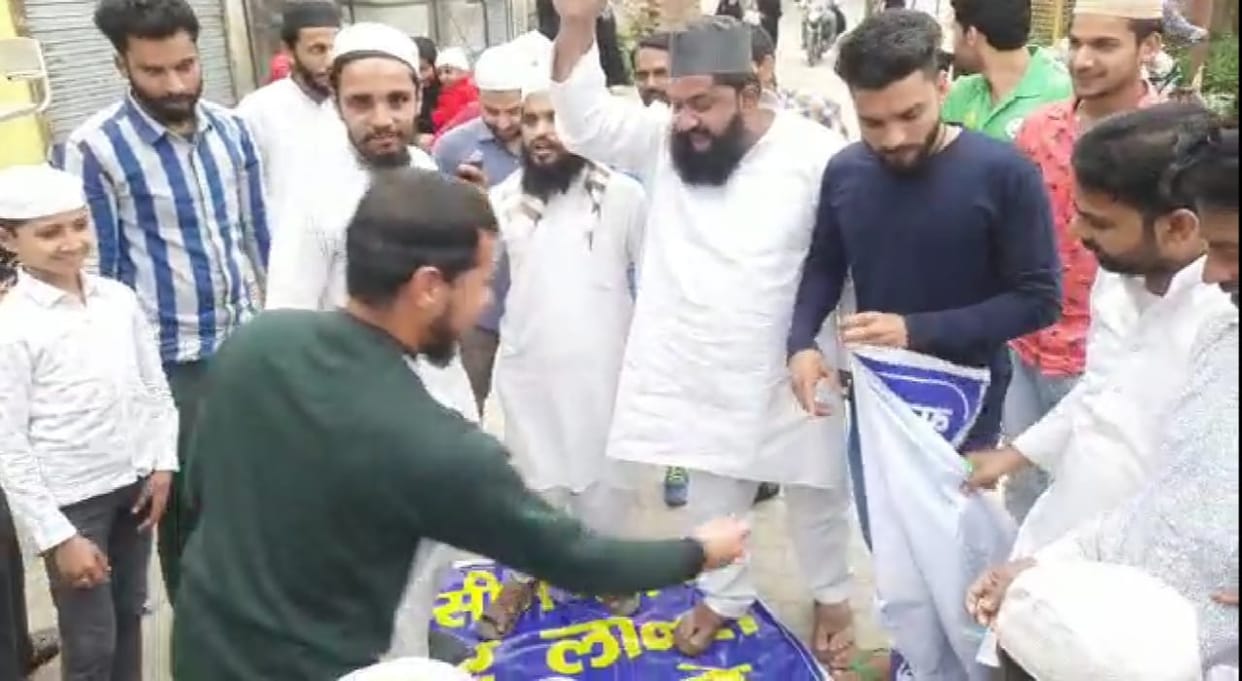 Muslims burnt poster of Wasim Rizvi amid sloganeering