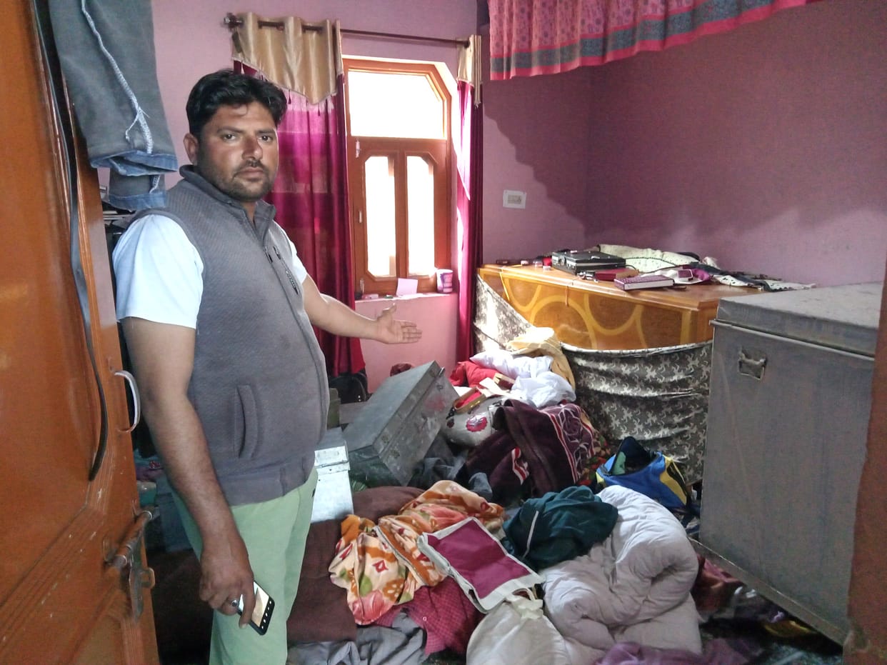 Thieves stole jewels worth lakhs and cash worth Rs 70,000 from two houses.