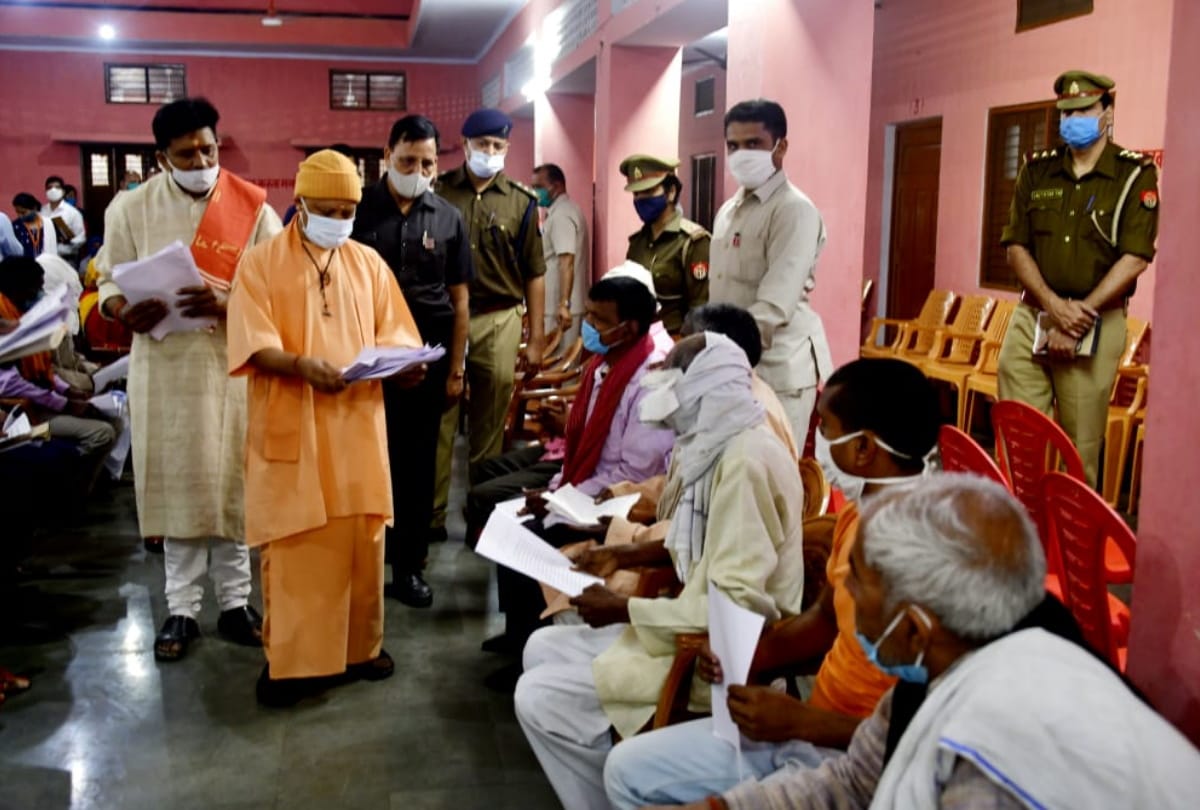 CM yogi listenproblem in Janta darbar at Gorakhnath mandir